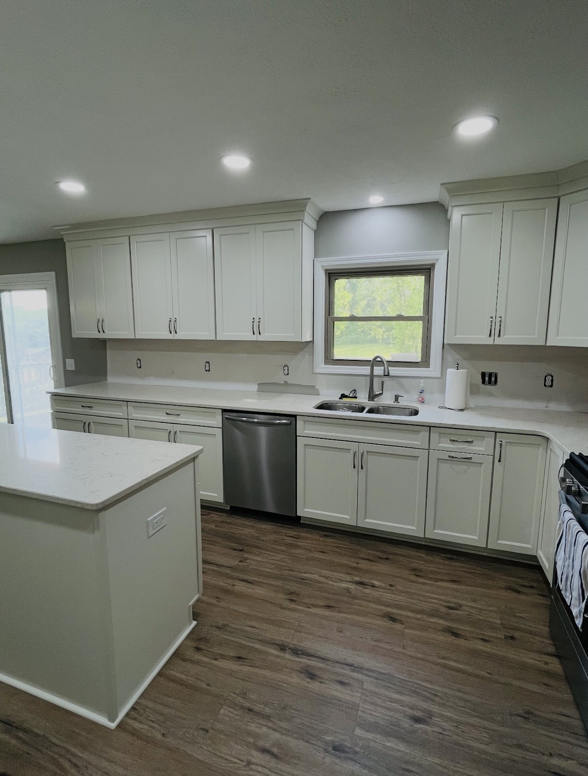 Kitchen remodel with shaker cabinets, quartz countertops, and tile backsplash in Lake County Ohio